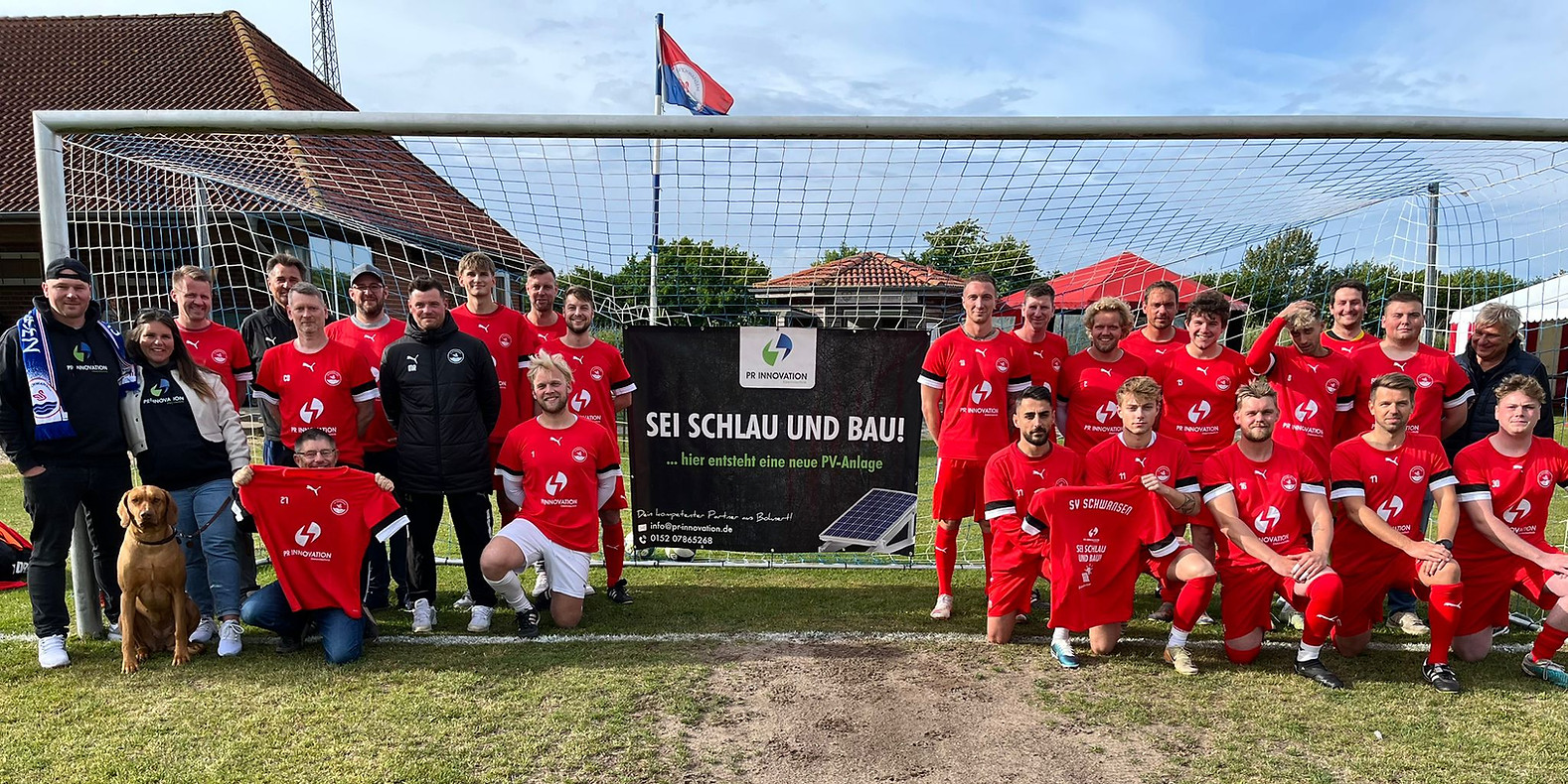 SV Schwansen Mannschaft mit PR-Innovation Banner